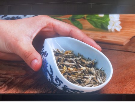 通山縣培訓學校室內(nèi)全彩P2.5安裝完畢   尺寸:8.96X4.64   像素點:3584X1856