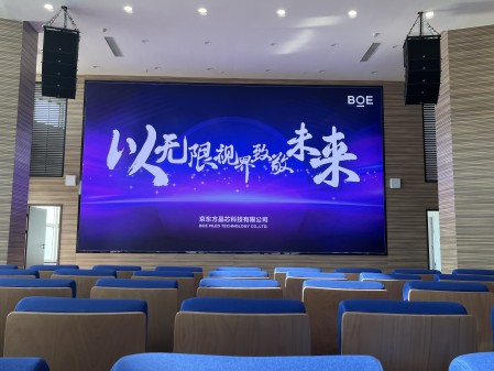 **汽車測試場COB1.2安裝調(diào)試完成  尺寸: 8.4*4.725     像素點(diǎn): 6720*3780