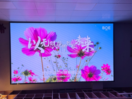 武穴**訓(xùn)練中心P1.8安裝完成 尺寸 ：4.48*2.56； 分辨率 ：2408*1376