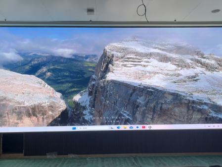 武漢***科技公司會議室屏安裝調(diào)試完畢！ 像素點(diǎn)： 5200??1976 ；尺寸 ：8??3.04