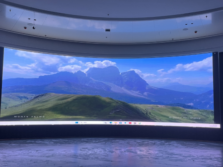 武漢***科技公司弧形屏安裝調(diào)試完畢！? 像素點(diǎn)： 5824??1872； 尺寸： 8.96??2.88