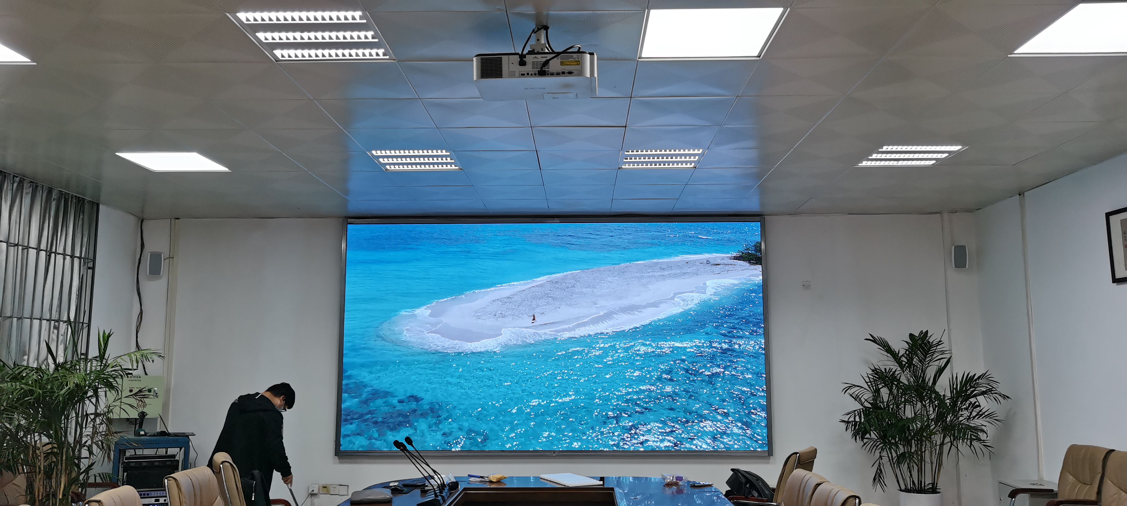 光谷實(shí)驗(yàn)中學(xué)室內(nèi)全彩P1.86    尺寸：4.16x2.24m   像素點(diǎn)：2236x1204