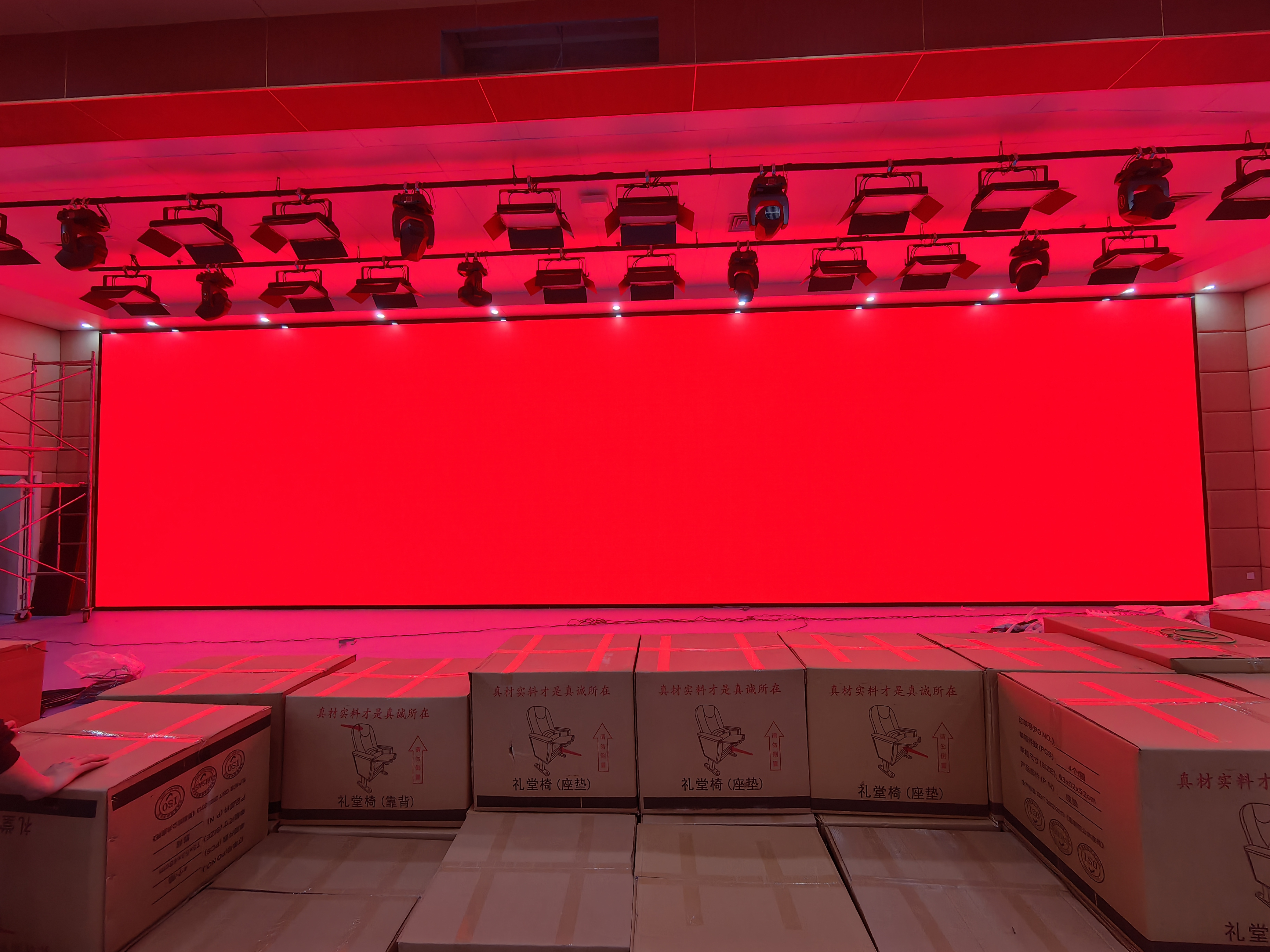 武漢**大學(xué)附屬醫(yī)院P1.86安裝調(diào)試完畢 尺寸 ：16*4.16 ； 像素點(diǎn)： 8600*2236