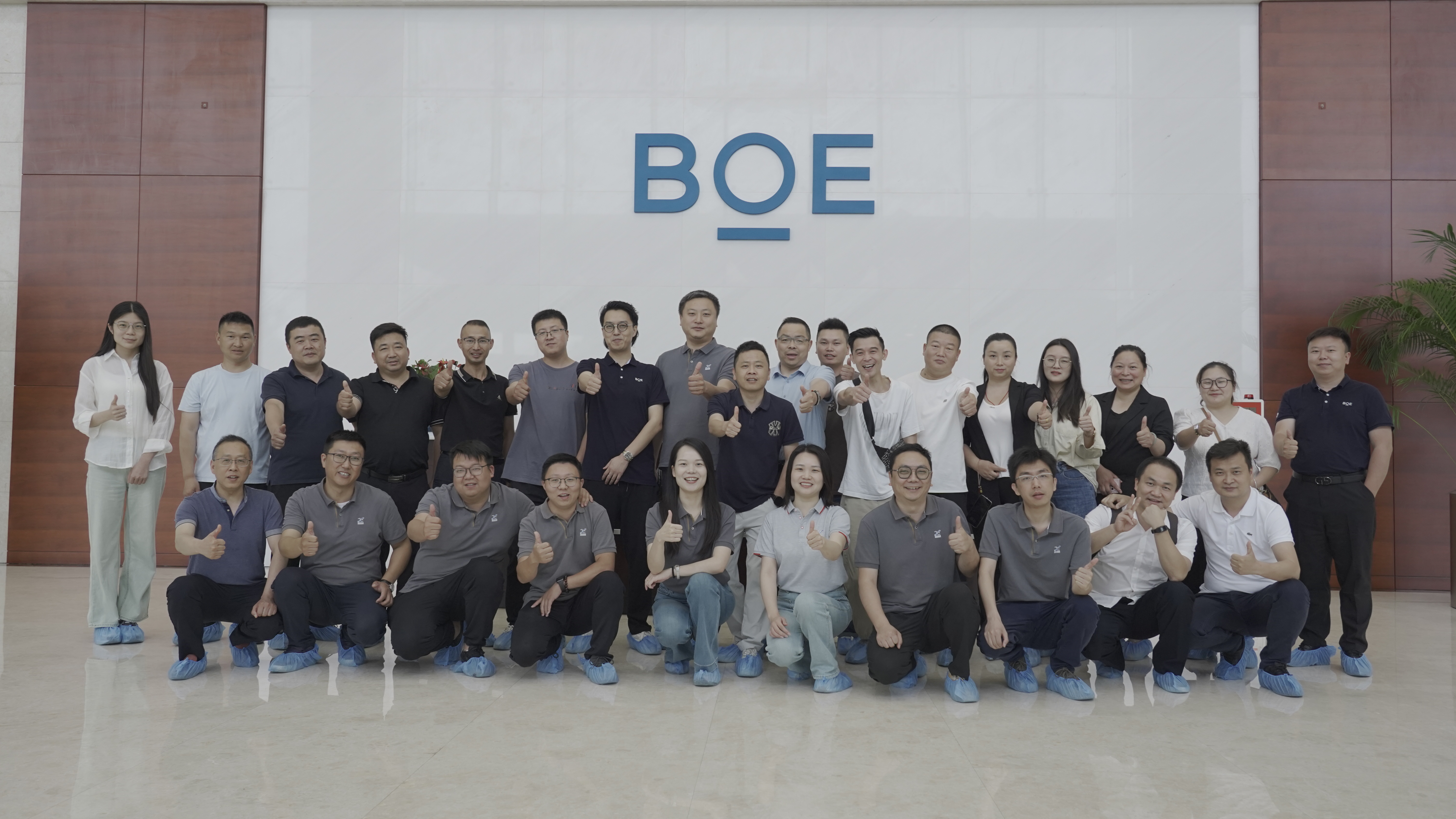 屏聚力量 共啟視界——首批湖北省認(rèn)證經(jīng)銷商簽約活動(dòng)圓滿成功